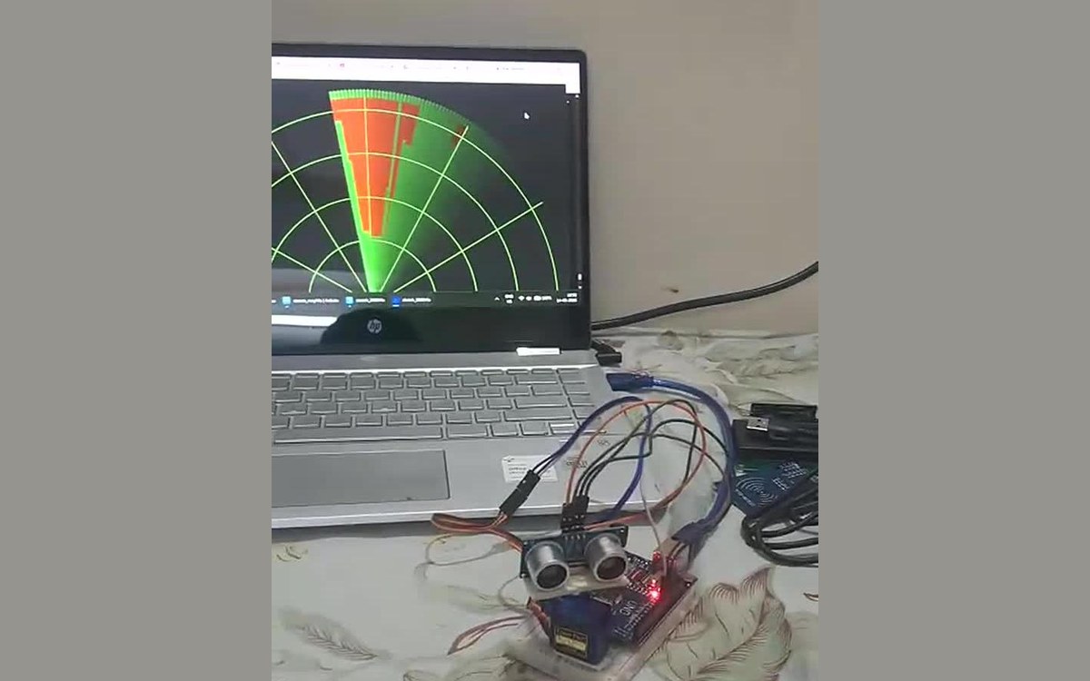 Arduino ultrasonic radar with HC-SR04 sensor on a servo, live radar sweep on laptop screen